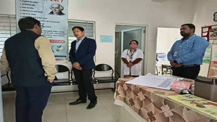 इंदौरः अपर मिशन संचालक ने किया स्वास्थ्य संस्थाओं का निरीक्षण