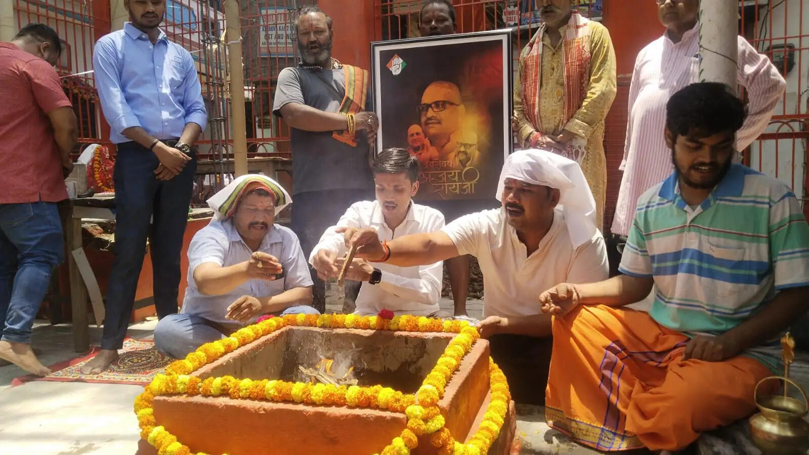प्रदेश कांग्रेस अध्यक्ष अजय राय के लिए समर्थकों ने किया हवन