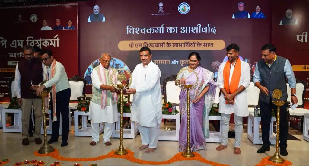 प्रधानमंत्री मोदी के जन्मदिन पर कोलकाता में ‘आशीर्वाद का दीया’ कार्यक्रम, मुख्यमंत्री शुभेंदु अधिकारी ने केंद्रीय मंत्री जीतन राम मांझी के साथ जलाया दीप