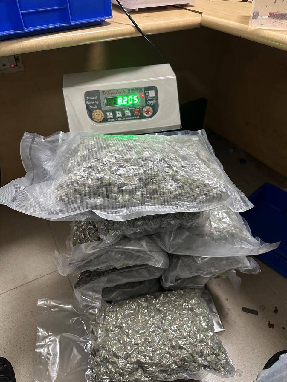 आईजीआई एयरपोर्ट पर 43 करोड़ रुपये से अधिक की ड्रग्स व तस्करी की सिगरेट जब्त, चार यात्री गिरफ्तार