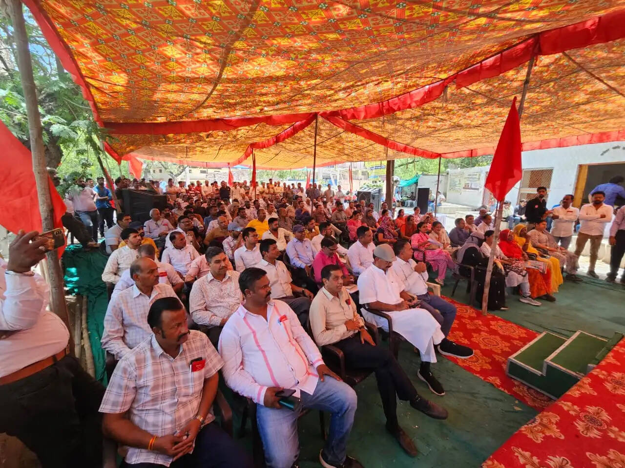 हड़ताल में शहीद हुए रेलकर्मियों को दी श्रद्धांजलि
