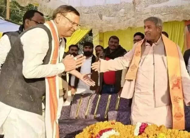 भाजपा प्रदेश अध्यक्ष पंकज चौधरी ने&nbsp;विनय कटियार का हाथ जोड़कर किया स्वागत , ऐसा अंदाज बन गया चर्चा का विषय