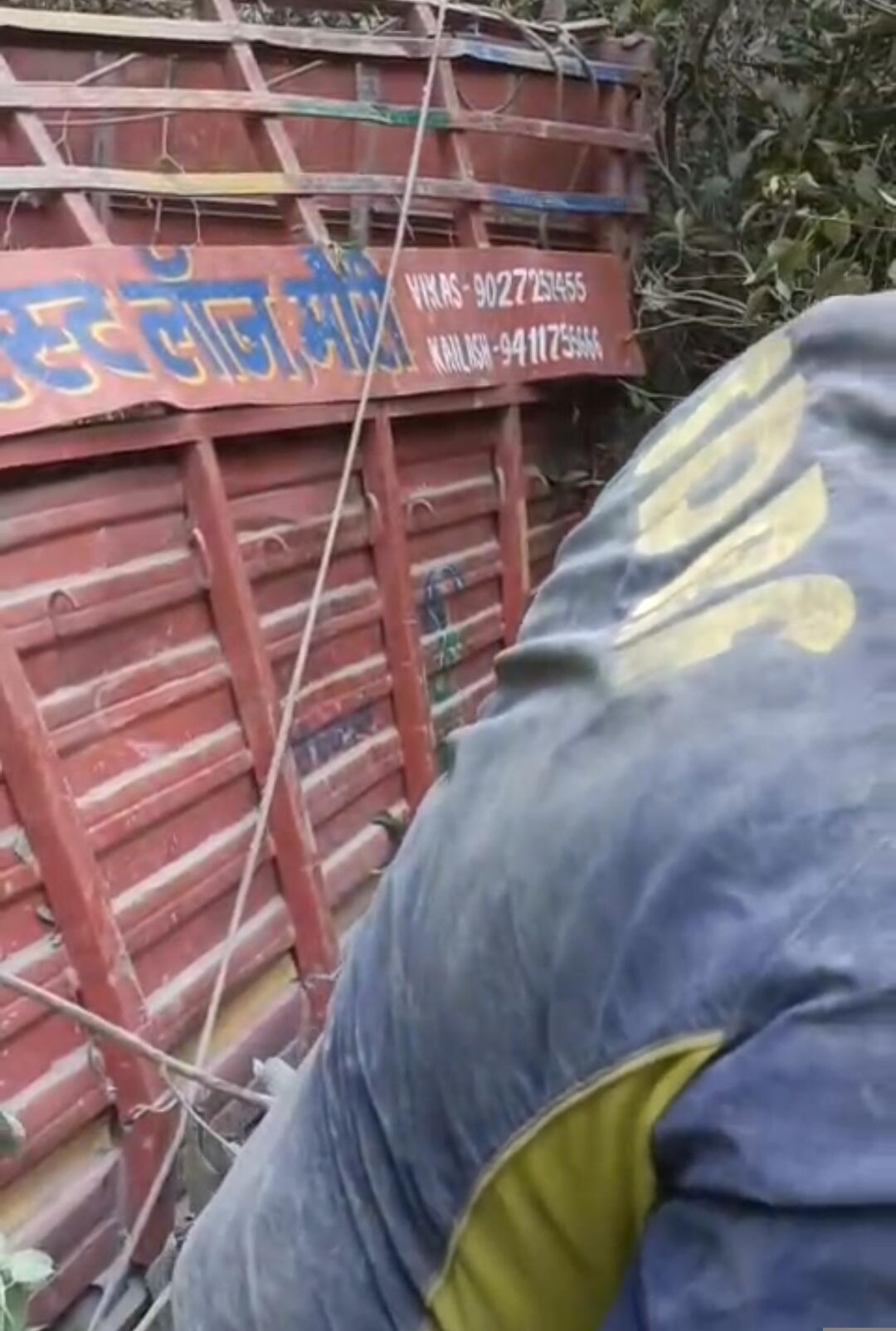 त्यूणी क्षेत्र में खाई में गिरा वाहन, चालक की मौत