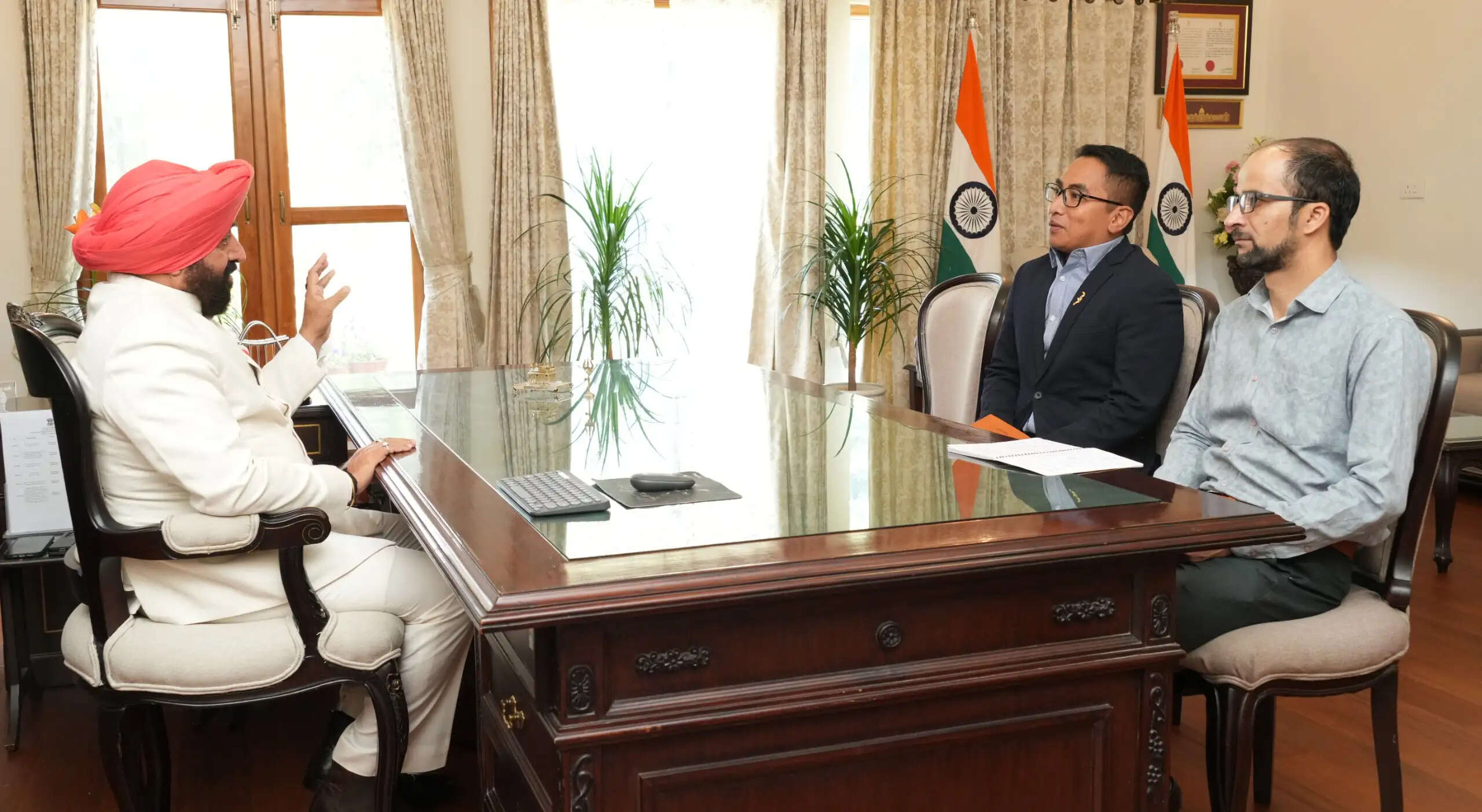 राजाजी टाइगर रिजर्व के निदेशक कोको रोसे ने राज्यपाल से की भेंट