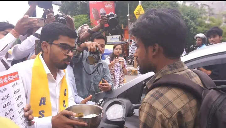 लखनऊ विश्वविद्यालय में फीस बढ़ोतरी के खिलाफ एएसएपी&nbsp;ने शिक्षा निदेशालय पर मांगी भिक्षा