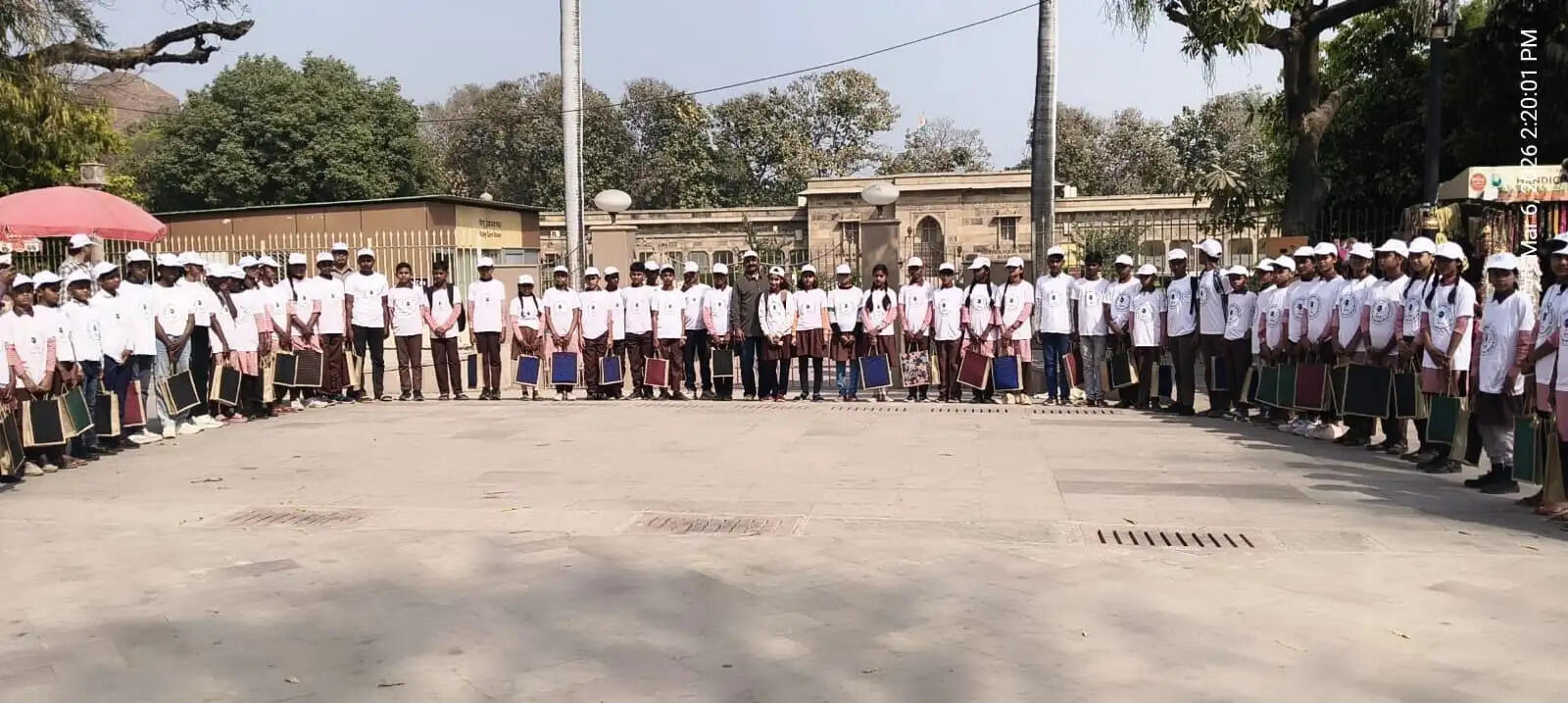 मीरजापुर के 100 छात्र-छात्राएं शैक्षणिक भ्रमण पर सारनाथ रवाना