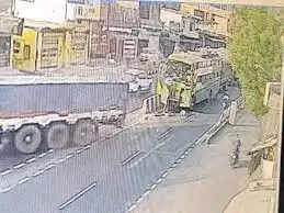 सीहाेर&nbsp;में&nbsp;भोपाल–इंदौर हाईवे पर खड़े ट्रक से टकराई यात्री बस, डिवाइडर से भिड़ी,&nbsp;यात्रियों को आई मामूली चोटें