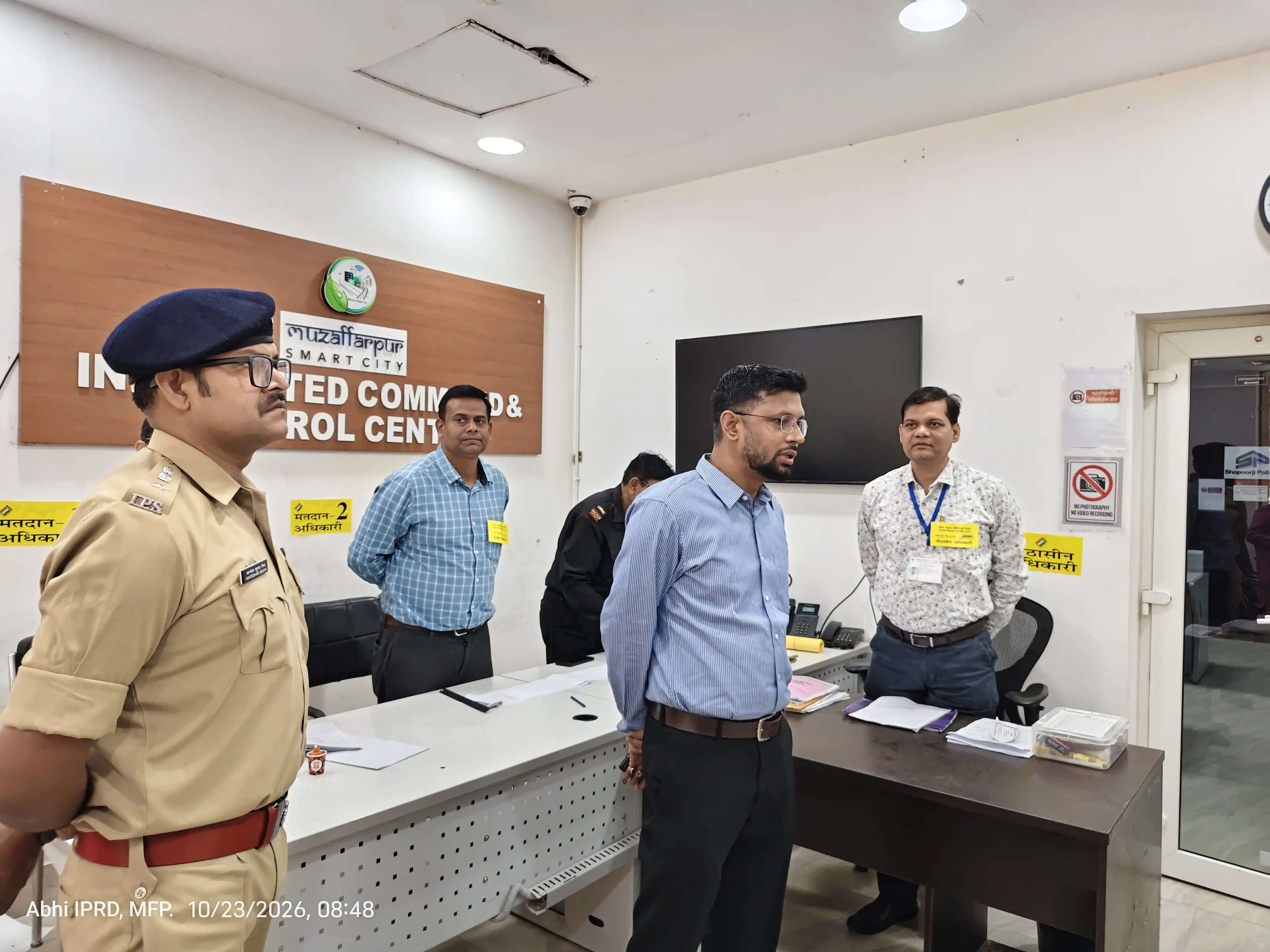 तिरहुत स्नातक एवं शिक्षक निर्वाचन 2026: मतदान केंद्र का जिला निर्वाचन पदाधिकारी एवं वरीय पुलिस अधीक्षक ने लिया जायजा
