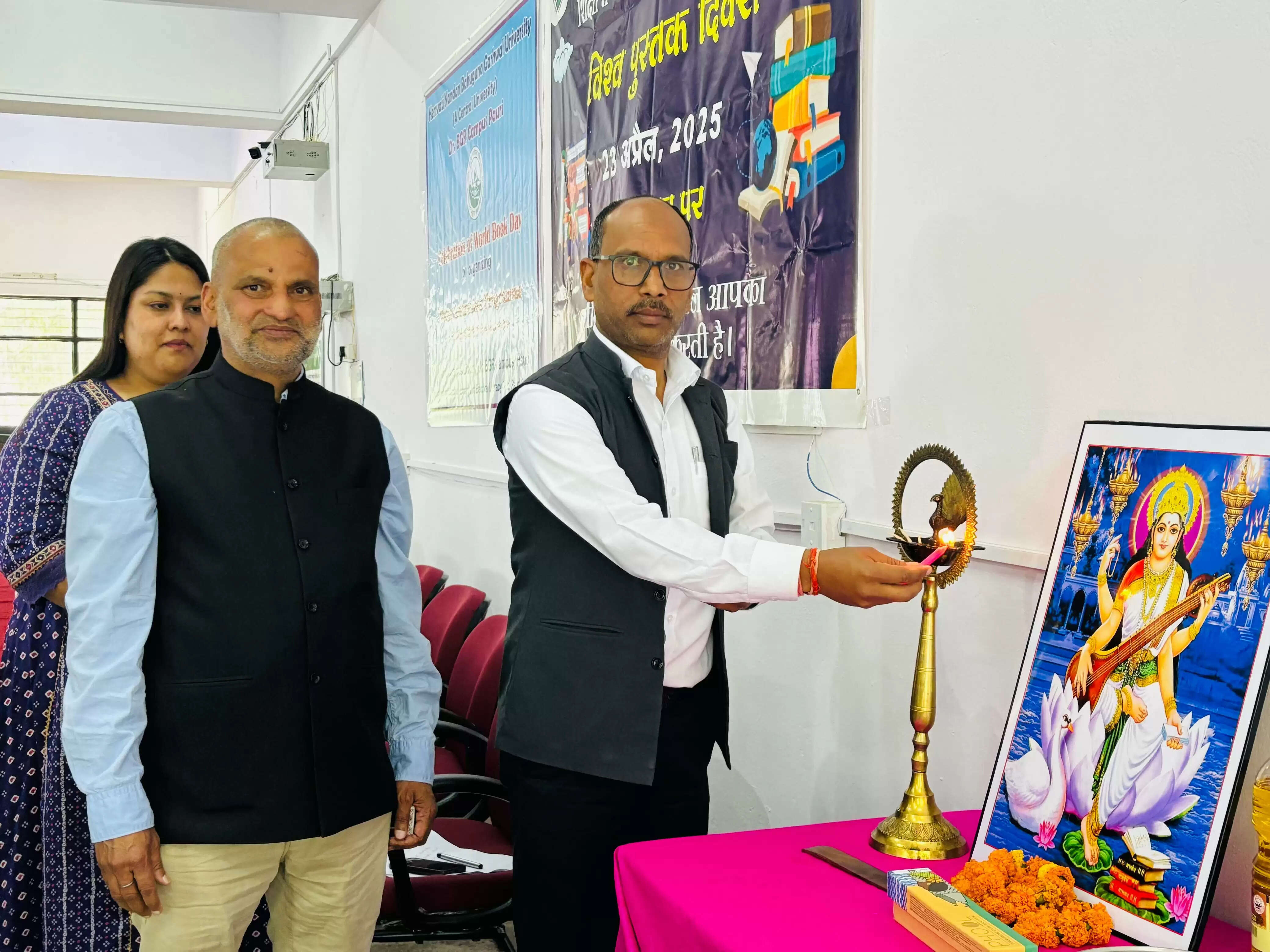 पौड़ी परिसर में पुस्तकों व मतदाता जागरूकता का दिखा संगम