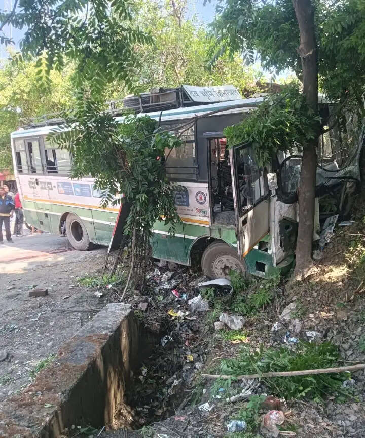 मुबारिकपुर-भरवाई रोड पर ब्रेक फेल होने से एचआरटीसी बस पहाड़ी से टकराई, एक दर्जन से अधिक यात्री घायल