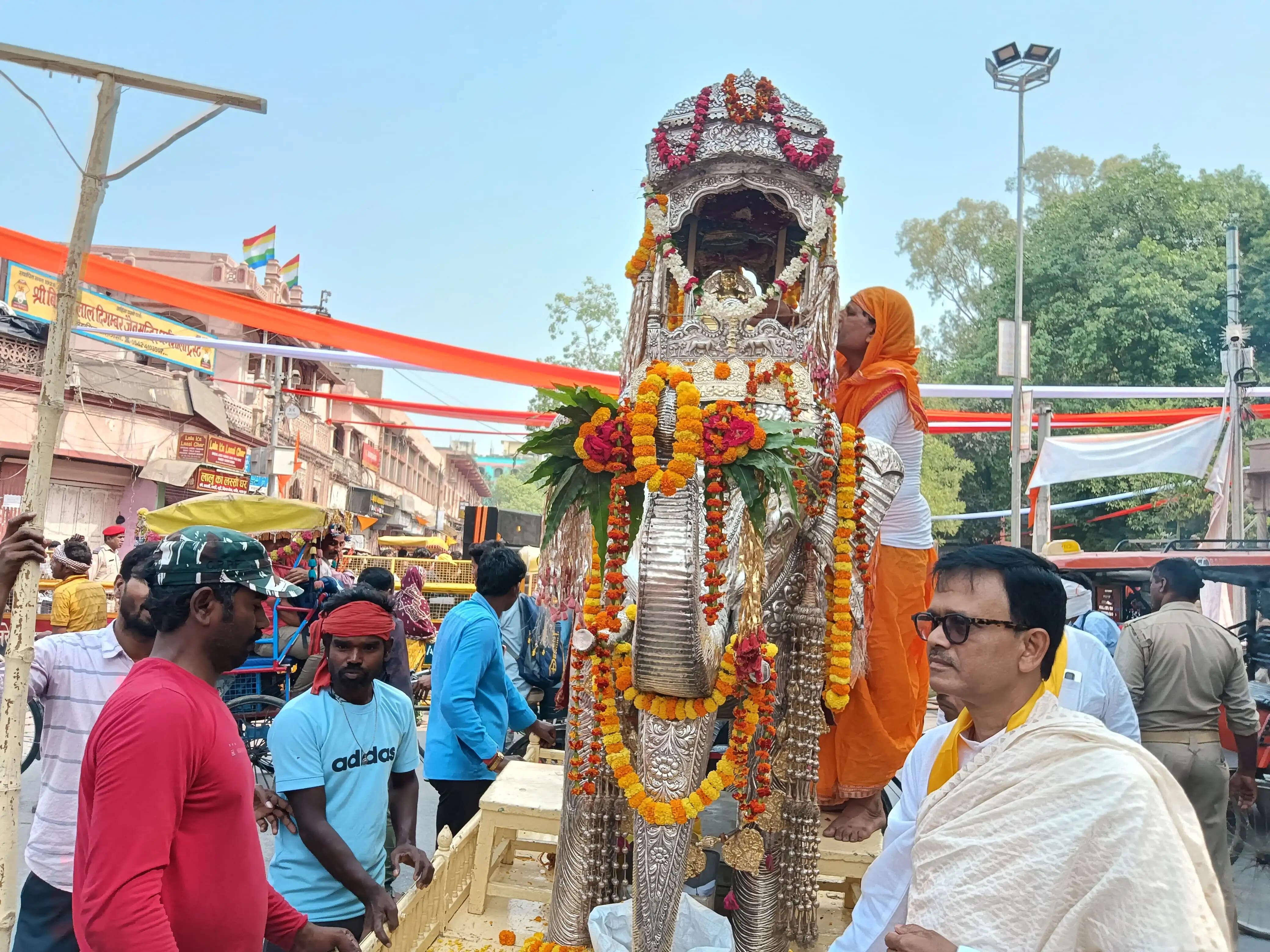 महावीर जयंती पर निकली भव्य शोभायात्रा, पूरे राह पुष्पवर्षा