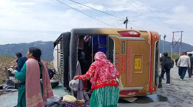 गंगोत्री से केदारनाथ जा रही यात्री बस पलटी, पांच श्रद्धालु घायल