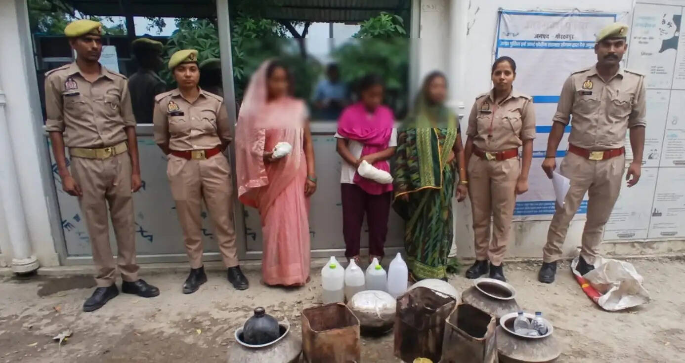 चिलुआताल में अवैध कच्ची शराब का भंडाफोड़, तीन महिलाएं गिरफ्तार