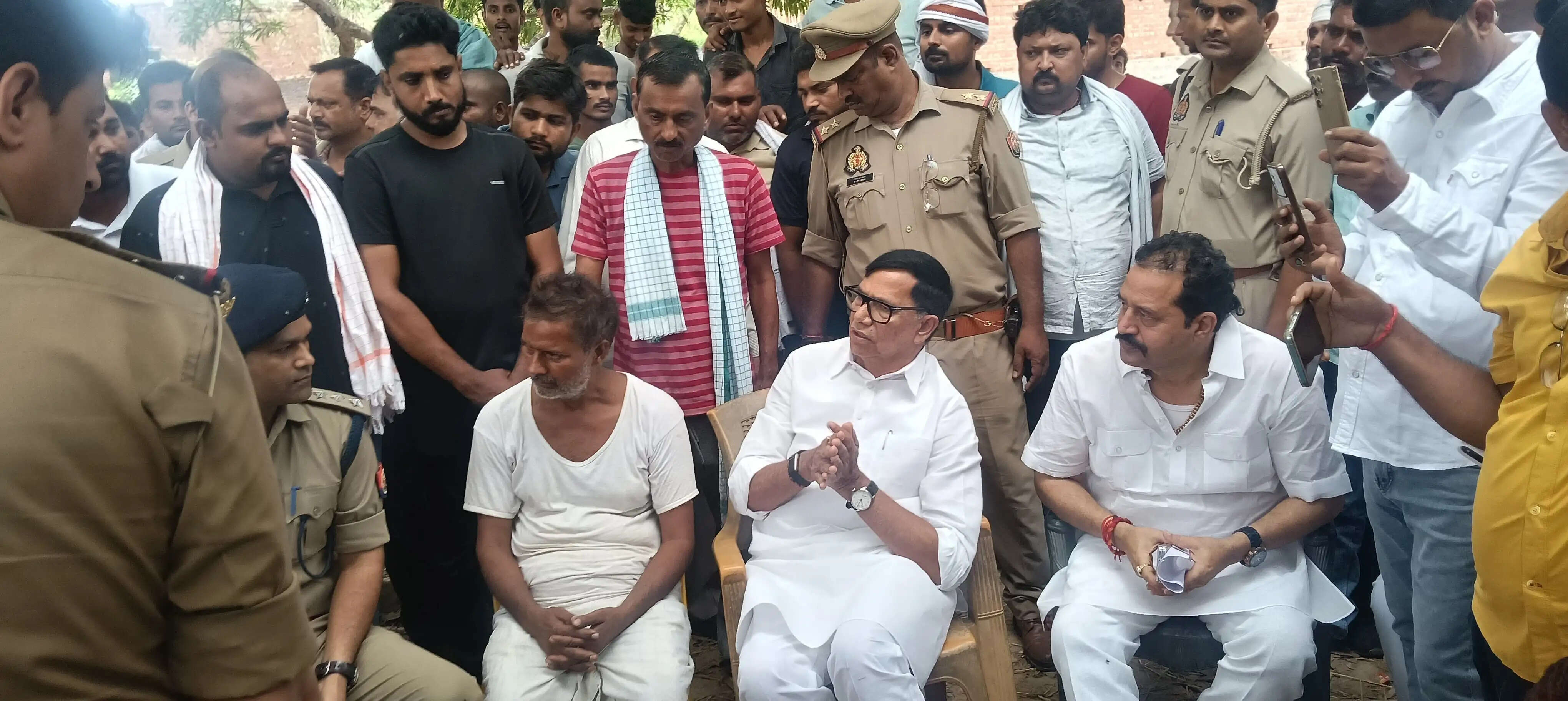 जौनपुर का कौली हत्याकांड : 48 घंटे बाद हुआ अंतिम संस्कार, पूर्व गृह राज्यमंत्री के आश्वासन पर माने परिजन