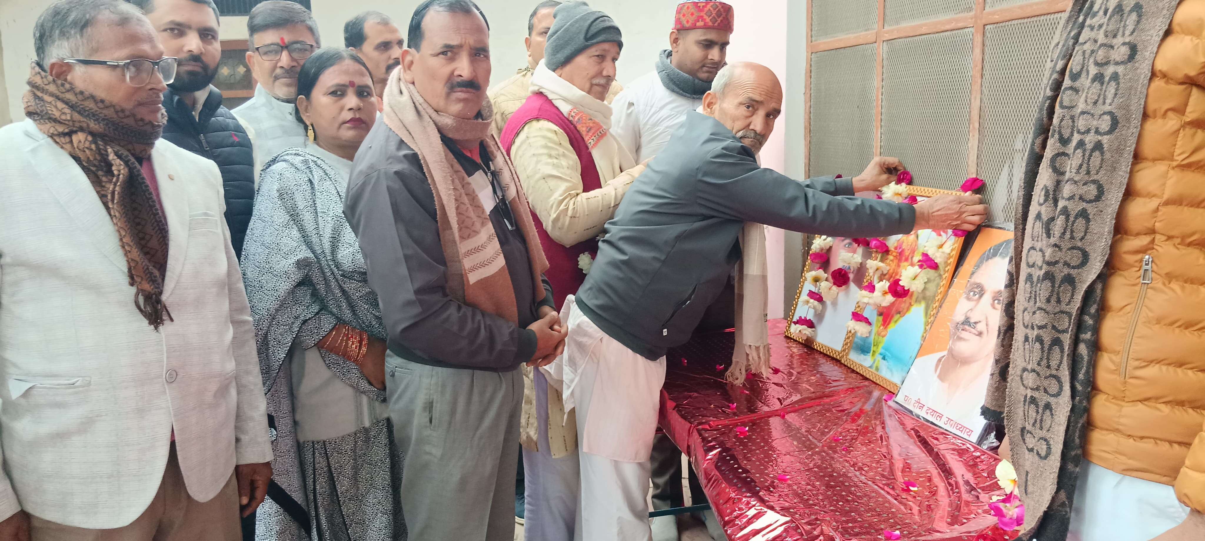 सेवानिवृत्त शिक्षक, समाजसेवी व भाजपा कार्यकर्ता सम्मानित