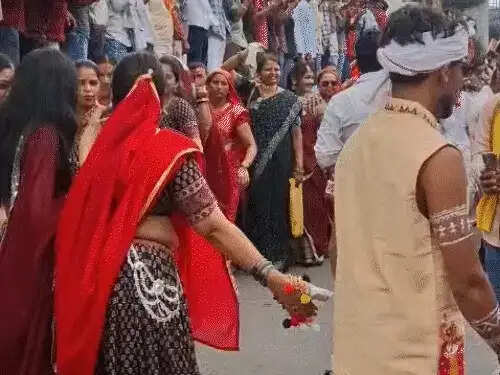 इंदौर में विश्व आदिवासी दिवस पर निकली विशाल रैली, हजारों युवा पारंपरिक वेशभूषा में हुए शामिल