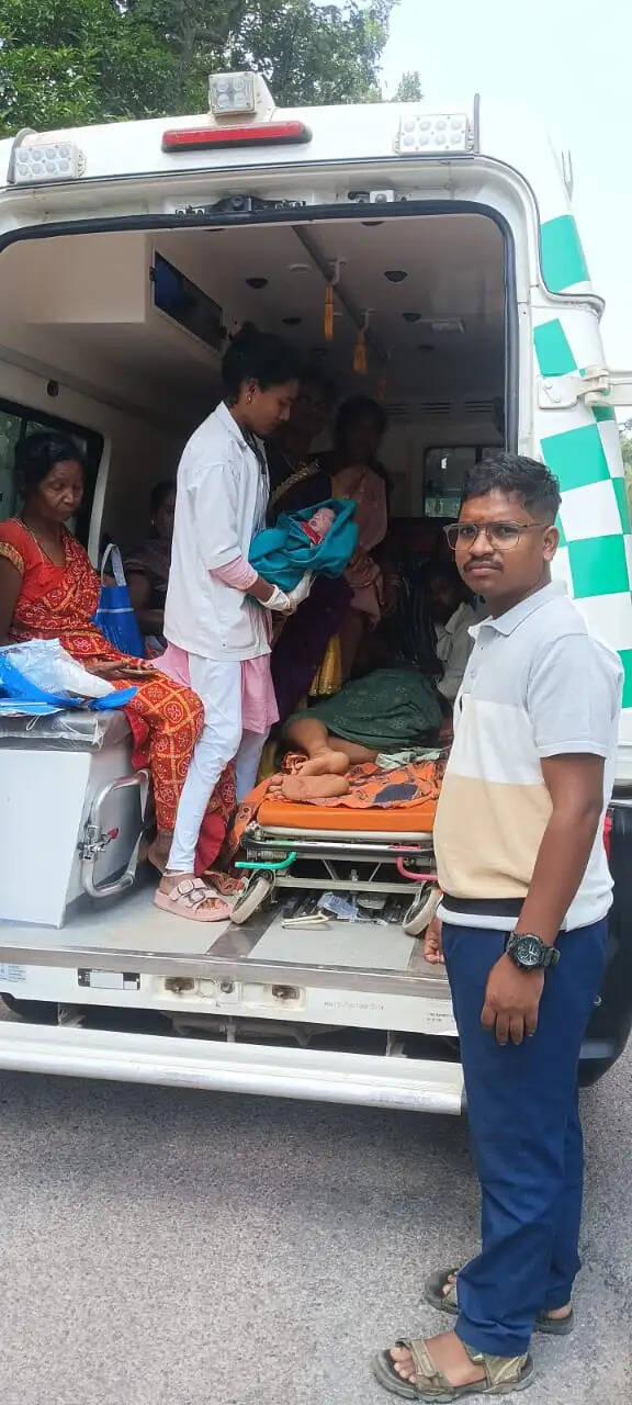 108 एंबुलेंस में गूंजी किलकारी, महिला ने बच्ची को दिया जन्म