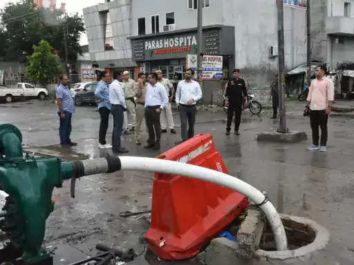 पलवल में जलभराव ड़ीसी ने किया निरिक्षण, अधिकारियों को जल्द निपटान के लिए सख्त निर्देश