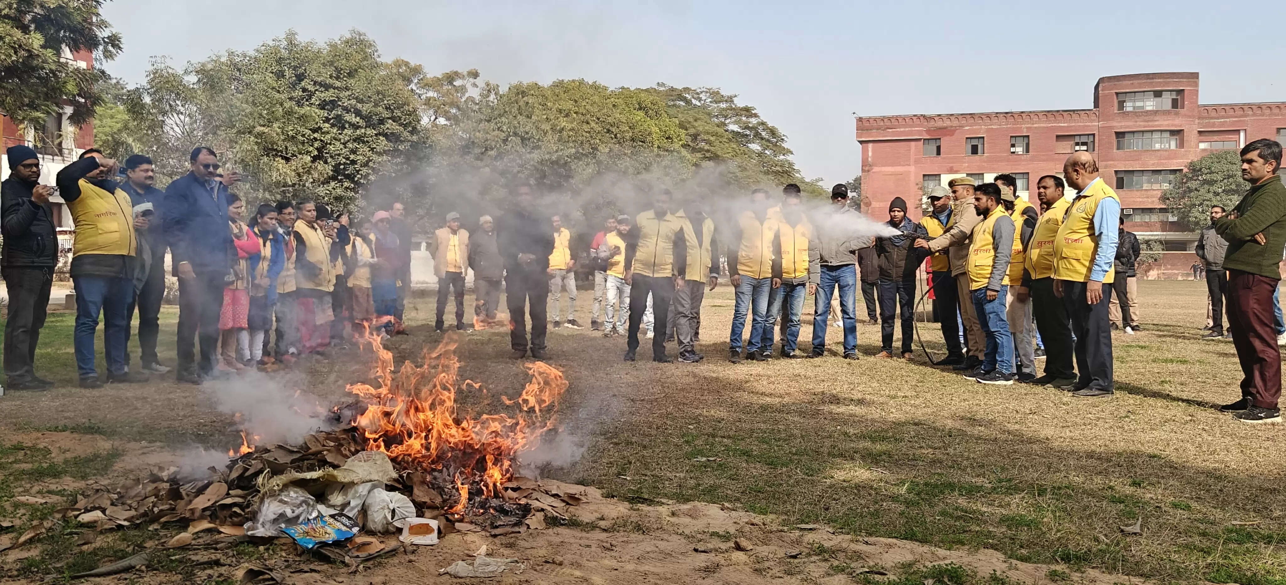 क्षमता निर्माण प्रशिक्षण कार्यक्रम में वार्डनाें ने सीखा आग बुझाना
