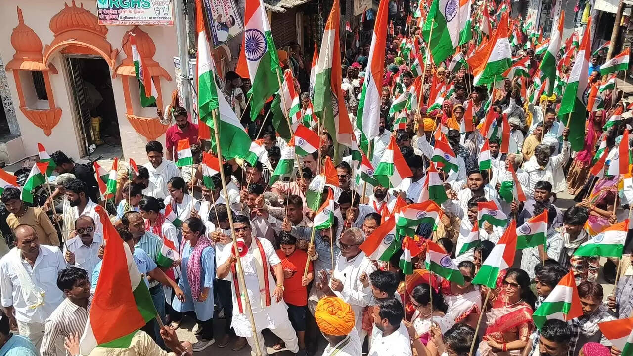 सेना के सम्मान में ऑपरेशन सिंदूर की सफलता पर निकाली विशाल तिरंगा यात्रा में उमड़ा देशभक्ति का सैलाब