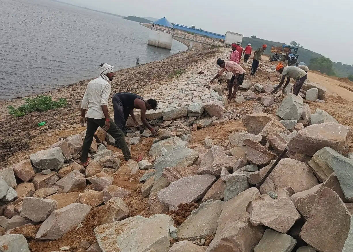 सात करोड़ की लागत से संवर रहा मीरजापुर का जरगो जलाशय, पिचिंग के साथ बनेंगे पांच वॉच टॉवर