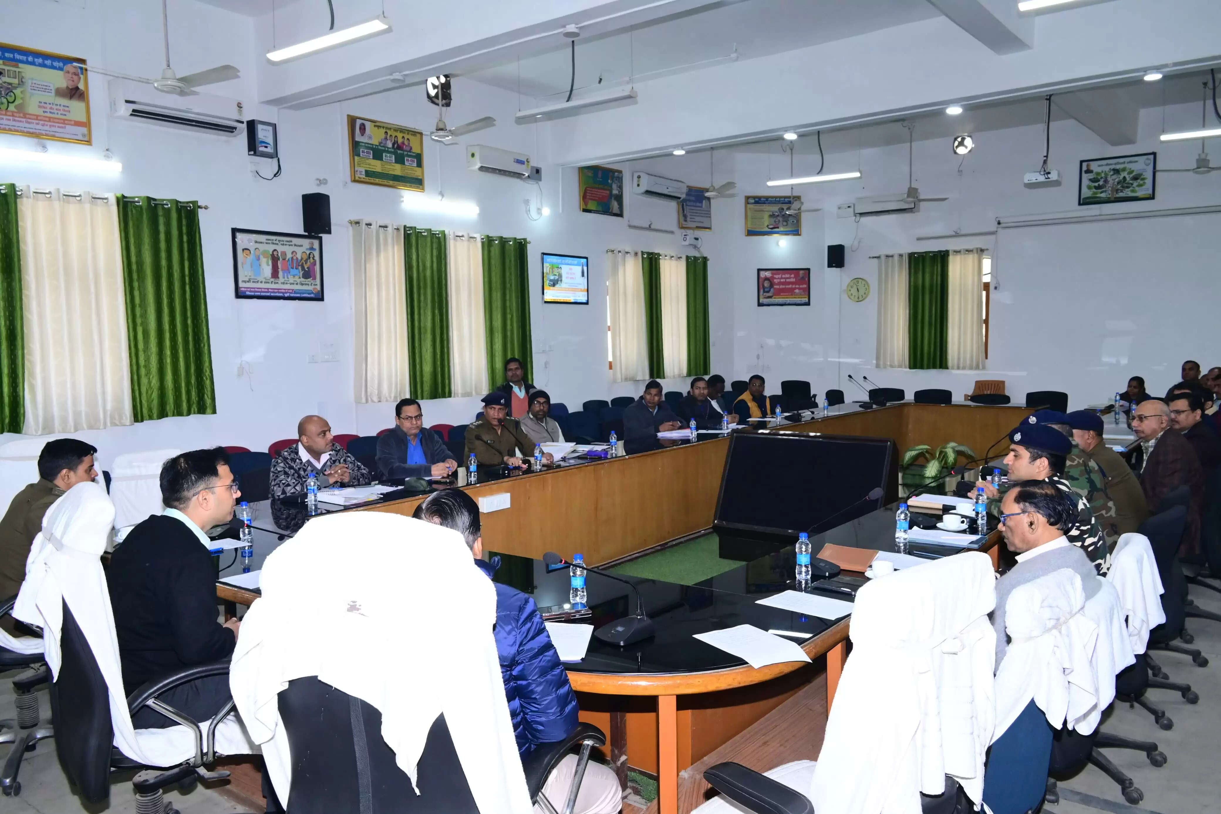 मादक पदार्थों के अवैध व्यापार एवं सेवन के विरुद्ध नियमित करे छापामारी:डीएम