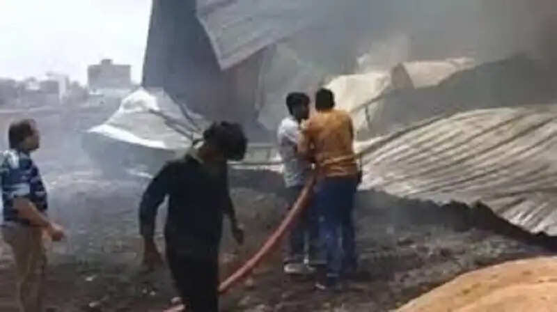 भोपाल के मालीखेड़ी में भीषण आग, कबाड़ गोदाम जलकर खाक, नरवाई से&nbsp;आग भड़कने की आशंका