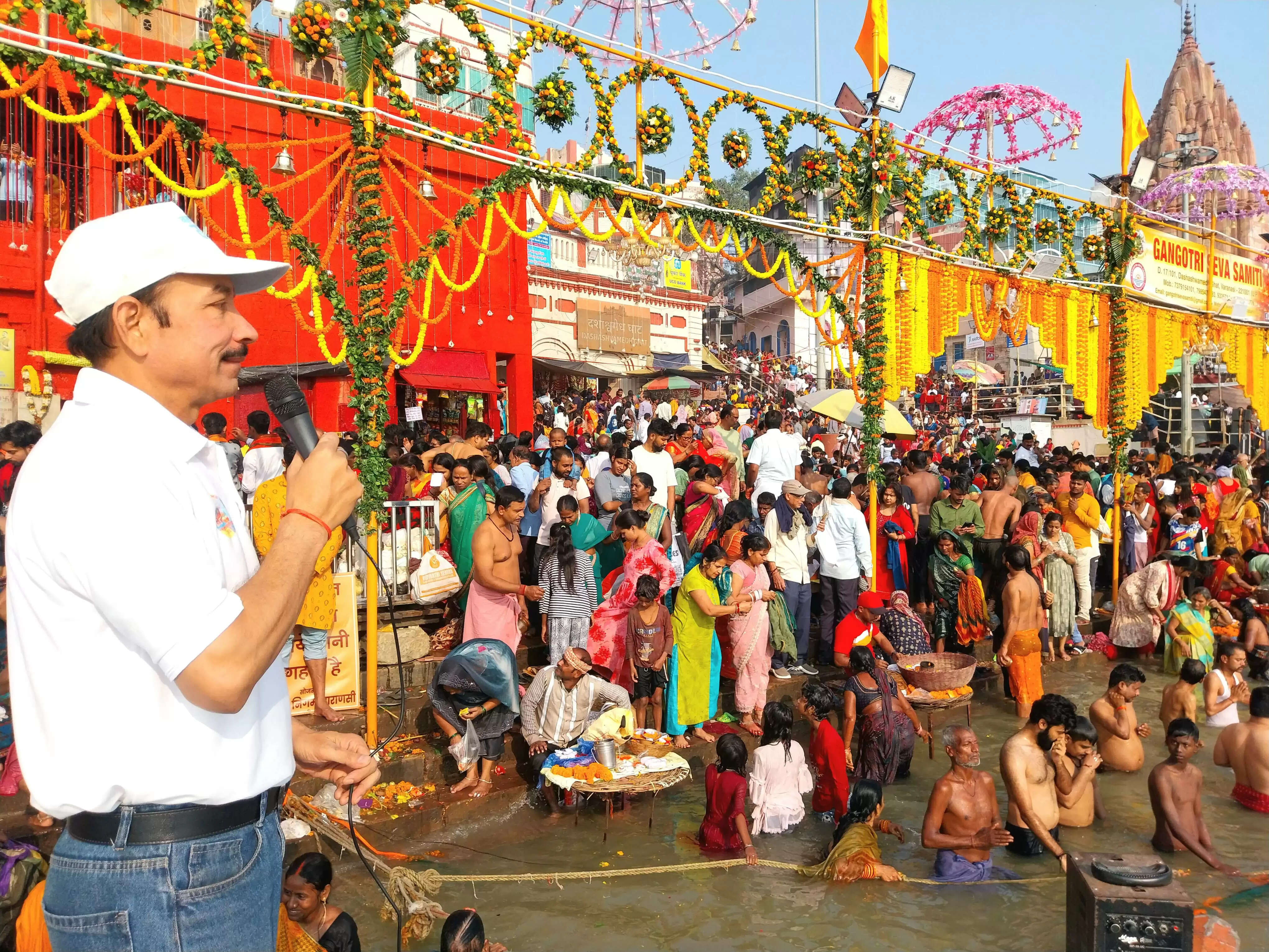 वाराणसी में देव दीपावली पर गंगा तटाें की स्वच्छता के लिए जगाई अलख