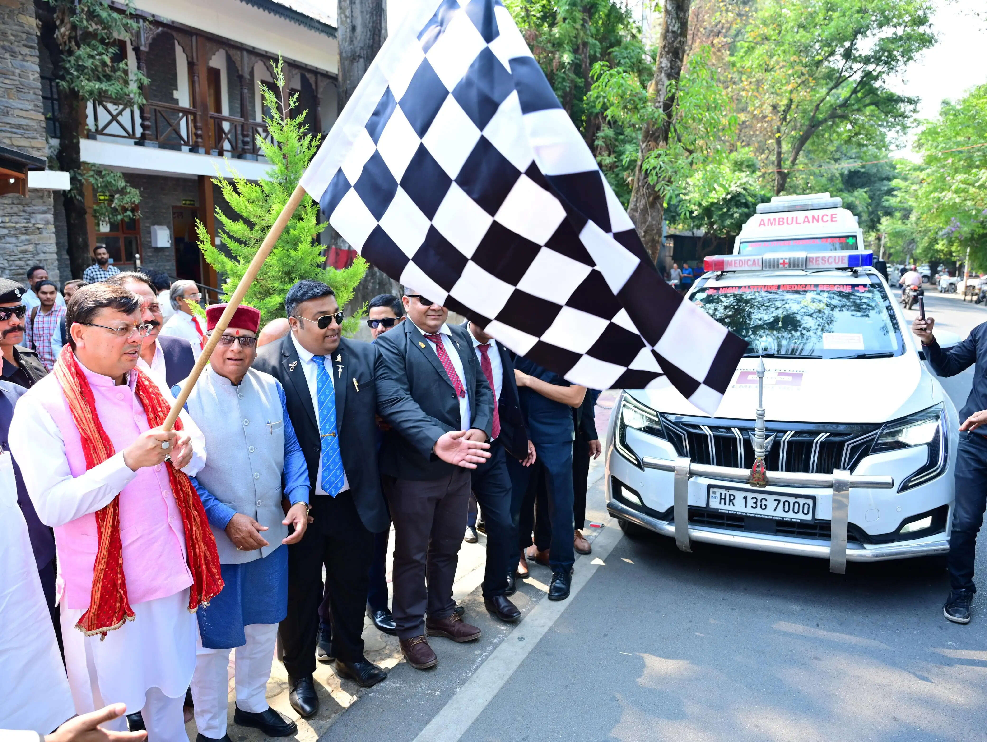 मुख्यमंत्री ने उच्च हिमालयी चिकित्सा सेवा का किया फ्लैग ऑफ