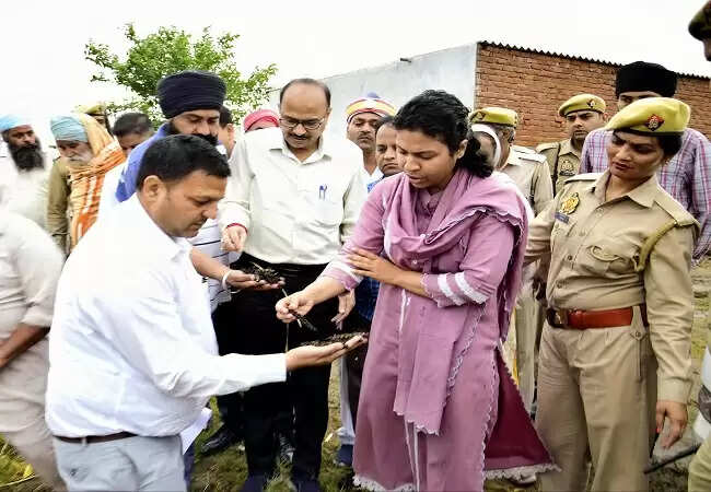 खराब मौसम से क्षतिग्रस्त फसलों का 24 घंटे में दें मुआवजा : सीएम योगी