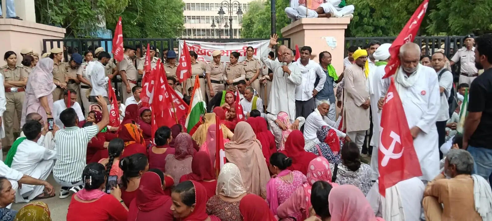 हिसार में किसानों-मजदूरों का महापड़ाव, कईयों ने दी सामूहिक गिरफ्तारी