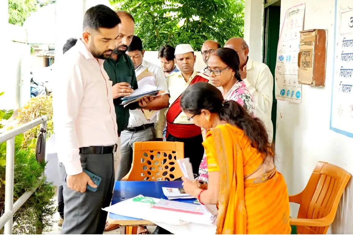 उपायुक्त ने फॉर्म वितरण और डिजिटाइजेशन में तेजी लाने का दिया निर्देश