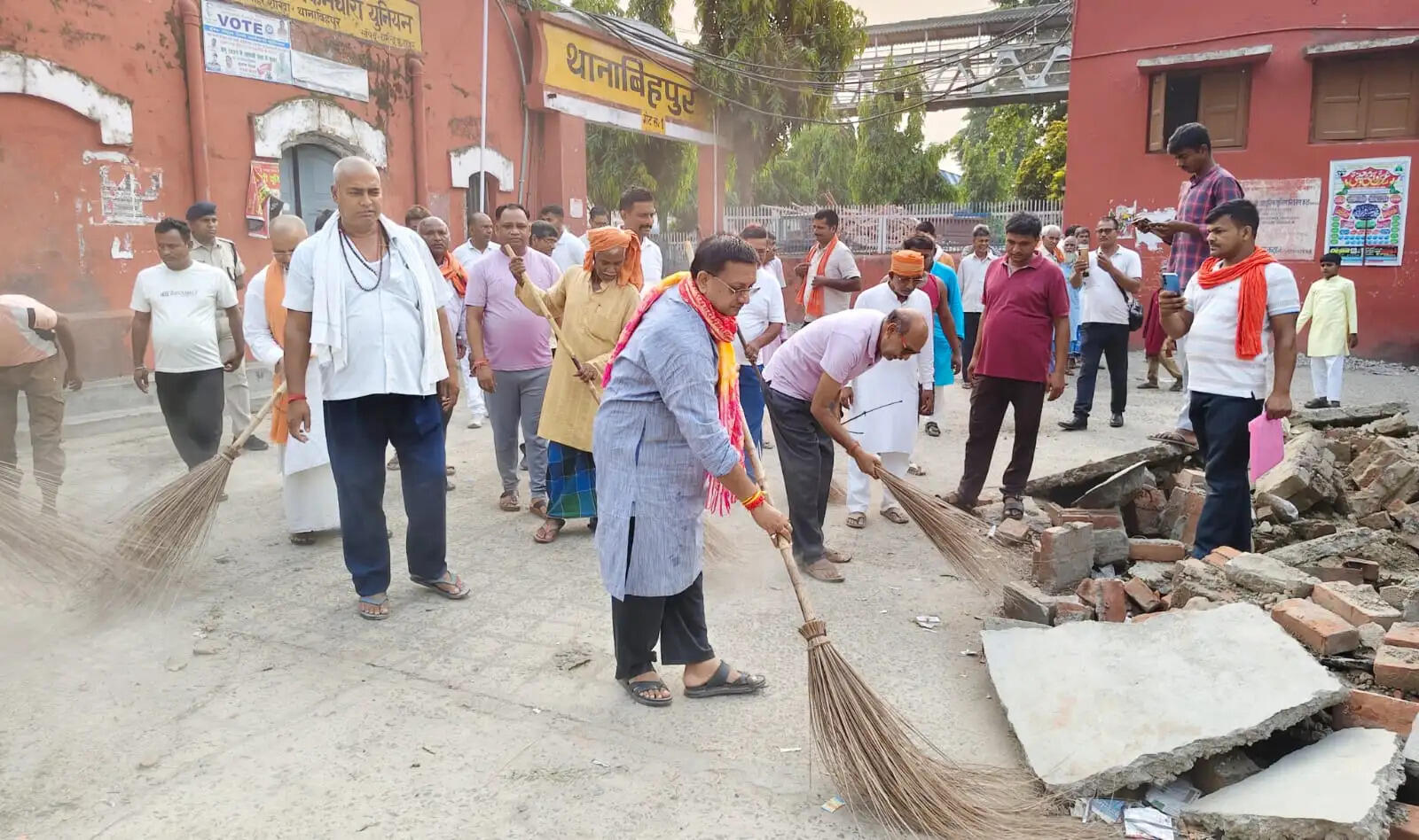 पथ निर्माण मंत्री के नेतृत्व में चलाया गया स्वच्छता अभियान