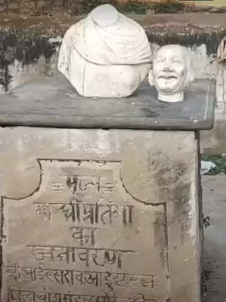 श्योपुर : असामाजिक तत्वों ने श्योपुर जिले के सोंईकलां में तोड़ी गांधी प्रतिमा