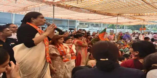 राेहतक में भाजपा के टैंट के सामने धरने पर बैठे कांग्रेसी,जमकर नारेबाजी