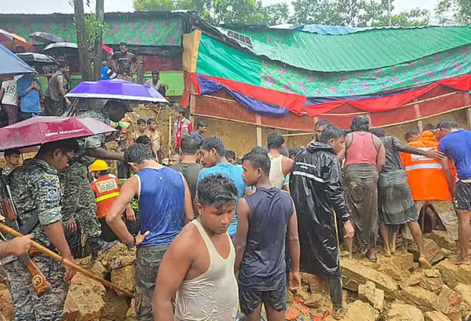 बांग्लादेश में बारिश से पहाड़ी दरकी, मदरसे पर गिरा मलबा, आठ की मौत