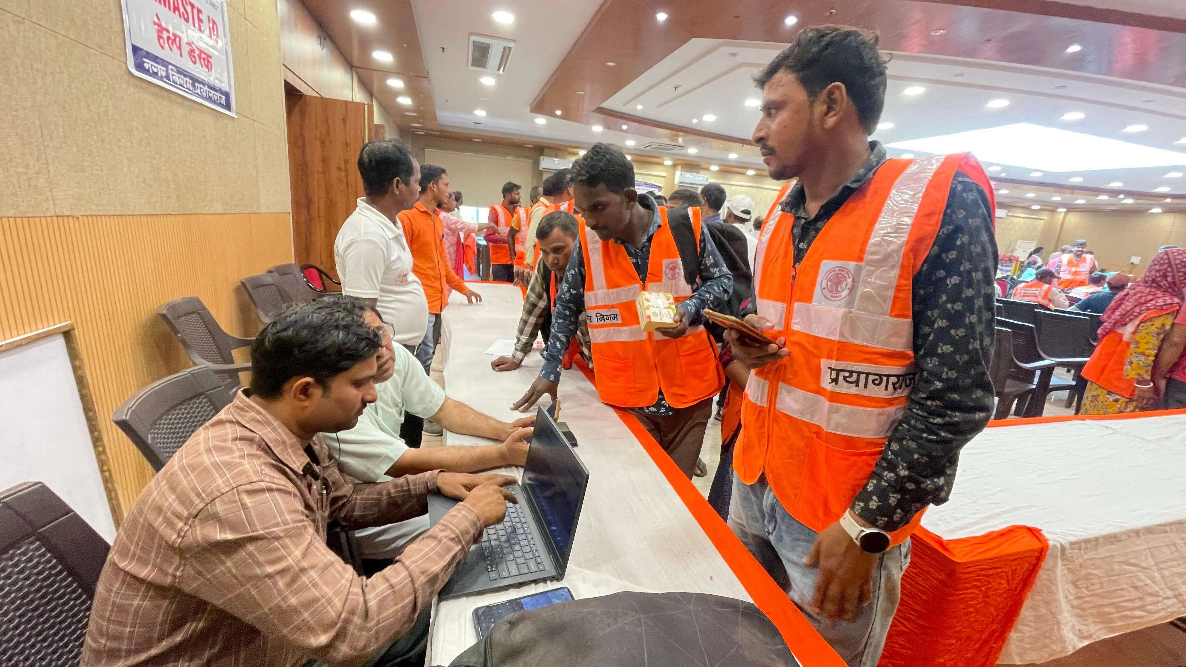 सफाई मित्रों के स्वास्थ्य, सुरक्षा और सम्मान का ध्यान रखना हमारी जिम्मेदारी : महापाैर