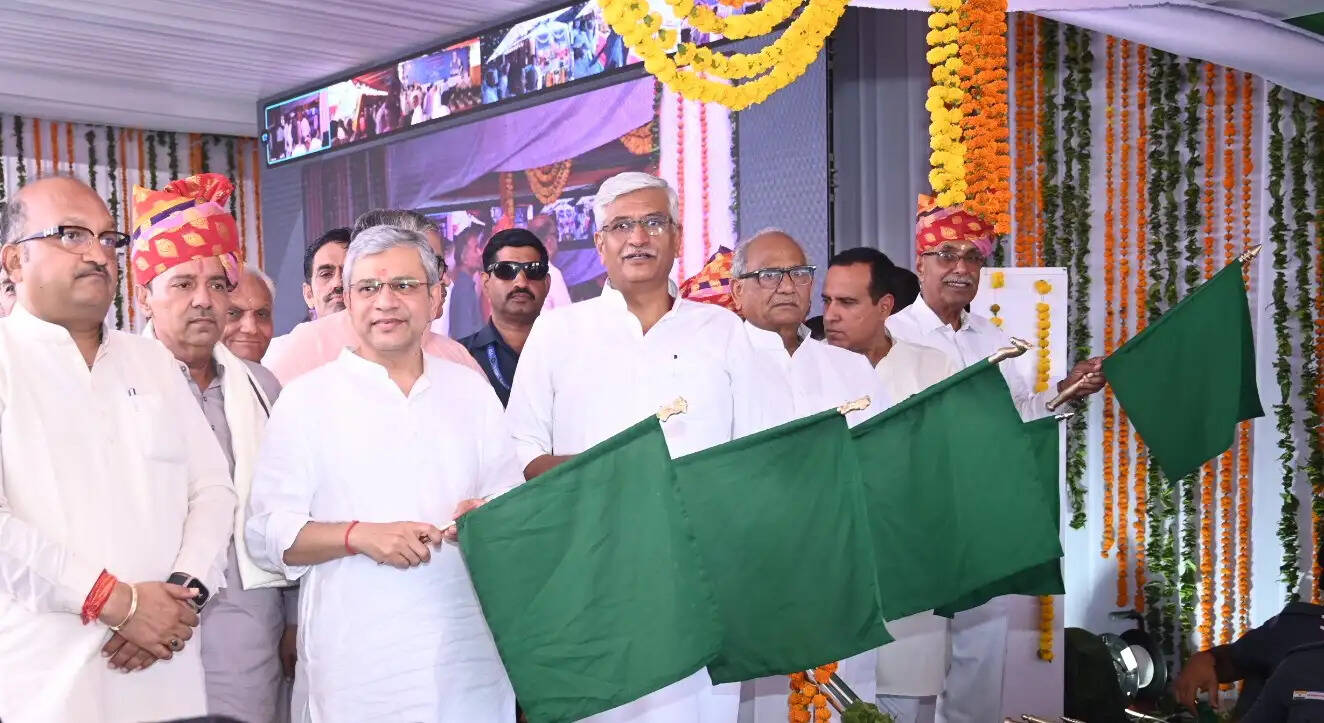 जोधपुर-दिल्ली कैंट वंदे भारत सुपरफास्ट एक्सप्रेस उद्घाटन स्पेशल रेलसेवा को दिखाई गई हरी झंडी