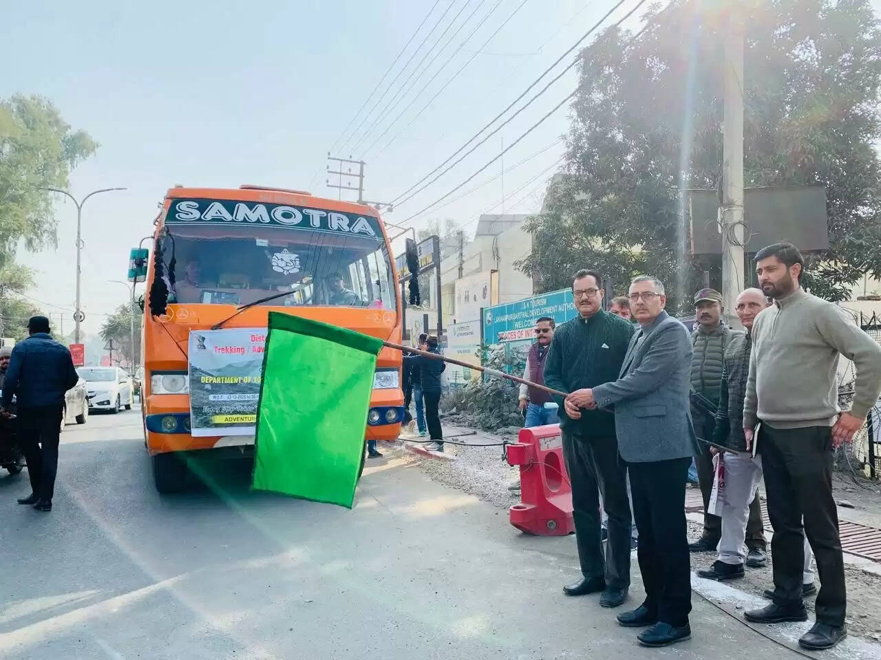 डीसी कठुआ ने 60 युवा ट्रेकर्स को हरी झंडी दिखाकर रवाना किया