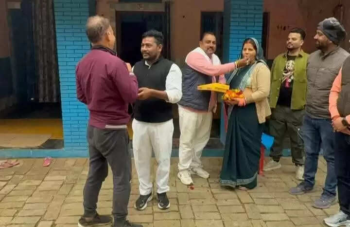 आईपीएल के क्रिकेटर प्रशांत वीर के माता पिता का अमेठी के यूथ कांग्रेसियाें ने किया सम्मान