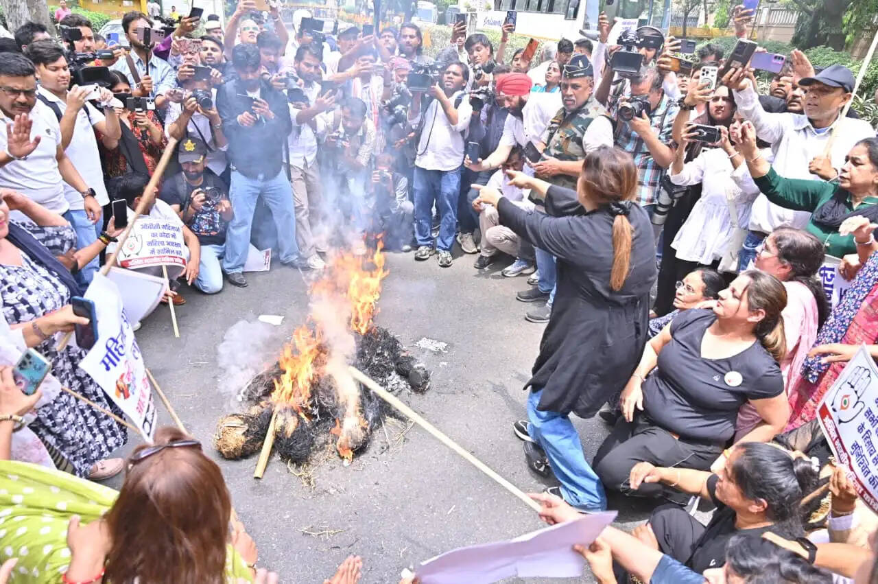 कांग्रेस ने प्रदर्शन करते हुए महिला आरक्षण बिल को तुरंत 543 सीटों पर लागू करने की मांग की