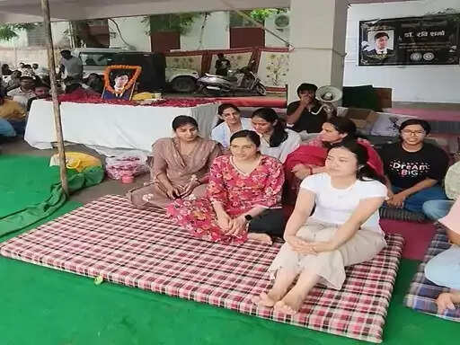 हॉस्टल में करंट से डॉक्टर की मौत का मामला : सातवें दिन भी हड़ताल जारी, चार भूख हड़ताल पर