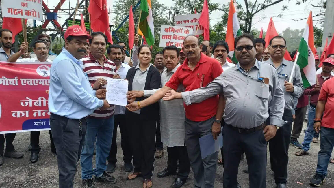 कोरबा : जेबीसीसीआई-12 वार्ता समिति के गठन की मांग को लेकर गेवरा में गेट मीटिंग