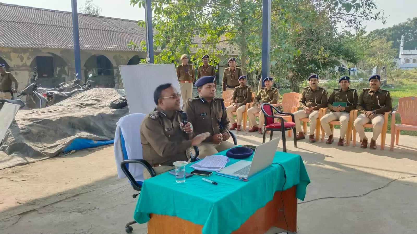 डीआईजी एवं एसएसपी सारण द्वारा प्रशिक्षु सिपाहियों के प्रशिक्षण वर्ग का निरीक्षण