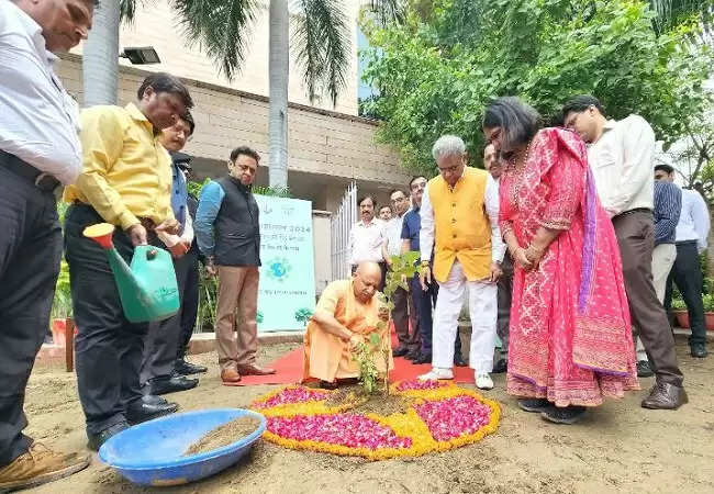 प्रदेशभर में चलेगा एक पेड़ मां के नाम अभियान : योगी आदित्यनाथ