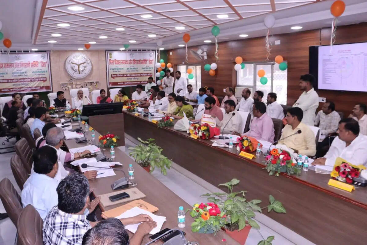 जौनपुर की दिशा बैठक में जनप्रतिनिधियों ने अधिकारियों की कार्यशैली पर उठाए सवाल