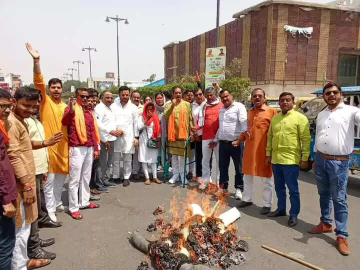 भाजपाइयों ने सपा नेता रामगोपाल यादव का फूंका पुतला, विंग कमांडर के खिलाफ की थी टिप्पणी