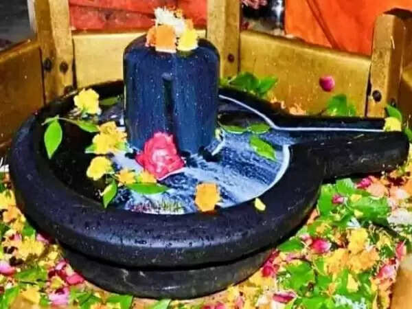 बाराबंकी: लोधेश्वर महादेव मंदिर में लगा भक्तों का तांता, यहीं से कांवर यात्रा की हुई शुरूआत