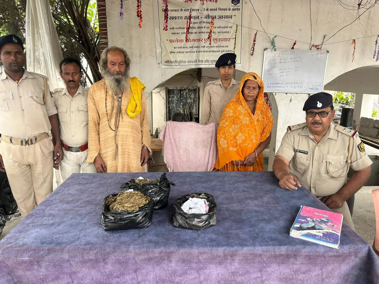 मंदिर परिसर में गांजा कारोबार करते साधु और महिला गिरफ्तार