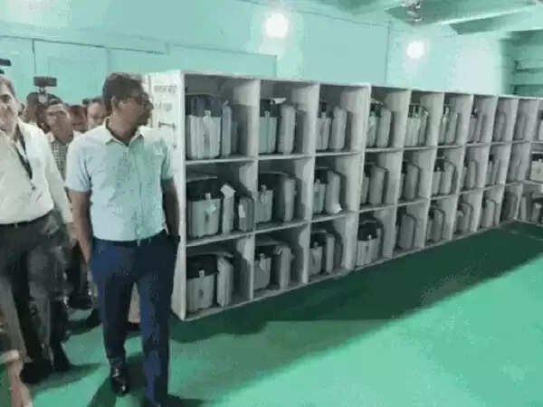 लोस चुनाव परिणाम : इंदौर में भाजपा प्रत्याशी शंकर लालवानी आगे